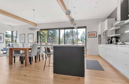 Riebli-Wallace Neighborhood Group House | Modern Hillside Retreat | Hot Tub | Views | Bocce