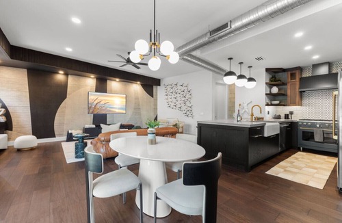 Hyde Park House | Modern & Luxurious Hyde Park Home, Steps to Hyde Park Village | The Strata Barn