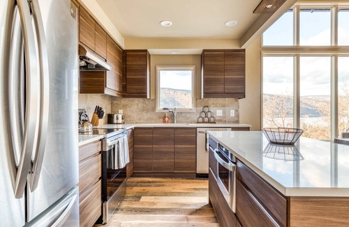 Mosier House | Modern mountain & river-view house with balcony, deck, gym, and WiFi