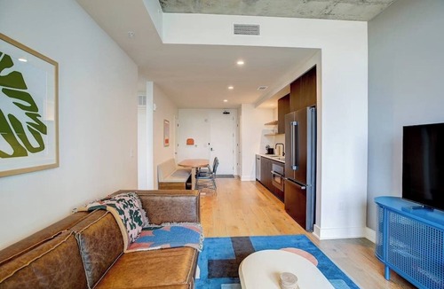 Rainey Street Historic District Condo | Modern Rainey Street condo with rooftop pool & lounge - walk everywhere