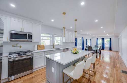 Milton House | Modern Red Door Haven +5mins to Boston public transportation, FREE Parking!