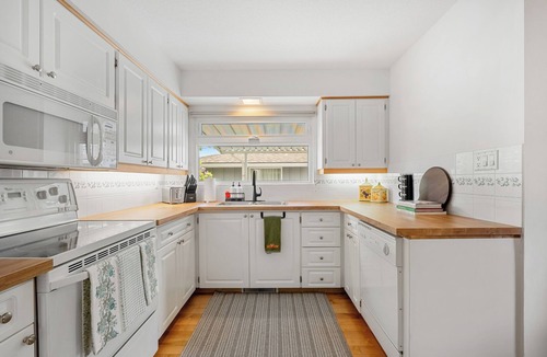 Haysboro House | Modern Retreat near Downtown & Stampede | AC | Free Park | Backyard | Deck| BBQ