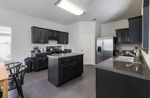 Austin House | Modern South Austin Home|King Bed Gym Patio Sleeps 6- Ideal for long stays