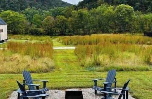 Stanton Cabin | Moonrise Meadow | RARE River BEACH, Hot Tub, RRG