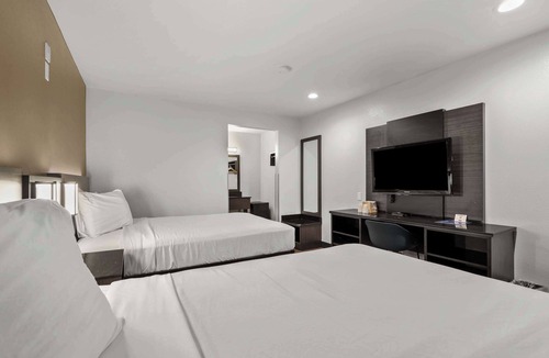 Central Escondido Hotel | Motel 6 Escondido, CA