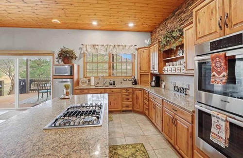 Williamson House | Mountain Lodge Retreat | Hot Tub Game Rooms Sleeps Large