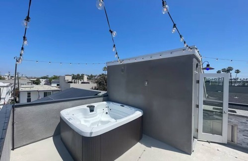 Naples House | Naples Island rooftop deck/bbq AC & 2 car garage