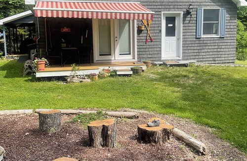 Searsport House | Nature's Whisper Serene Bungalow in a Forest setting with Sauna and Hot/Cold Tub