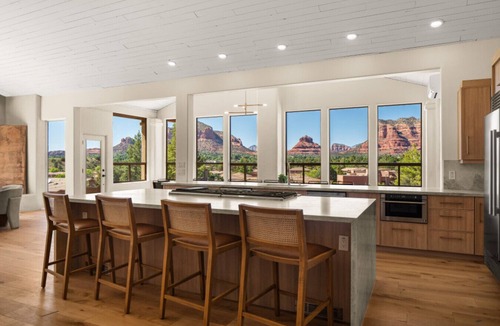 Oak Creek House | *New* 8-Bedroom Red Rock Retreat l Pool l Hot Tub l Pickleball l Playground l Putting Green
