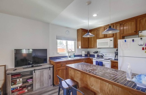 Mission Beach House | New-A/C! Between Beach and Bay, garage/bikes/pets!