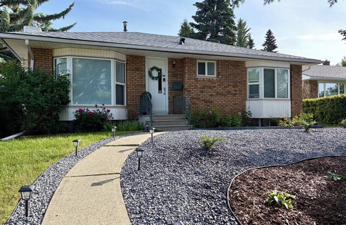Brentwood House | New | Cozy Retreat | Walk UofC | 13m DT | 16m Airport | Patio Parking Games BBQ