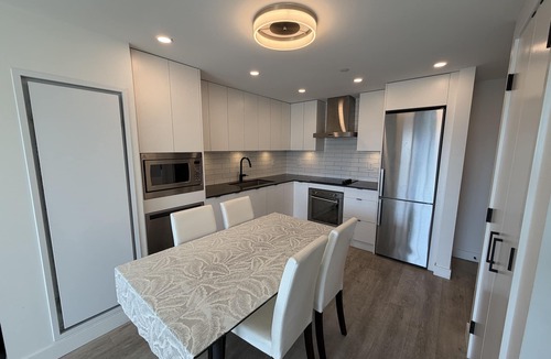 Downtown Kelowna Condo | New DT Condo King Bed, Massage Chair, Lake Access @Brooklyn 1711