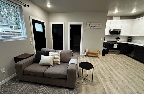Lincoln Apartment | New Guest Suite 2br/1bth in DT Vancouver - pet friendly