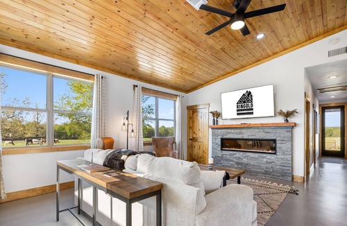 Rufe Cabin | NEW LISTING Rustic meets modern, secluded and quiet, private pond for fishing