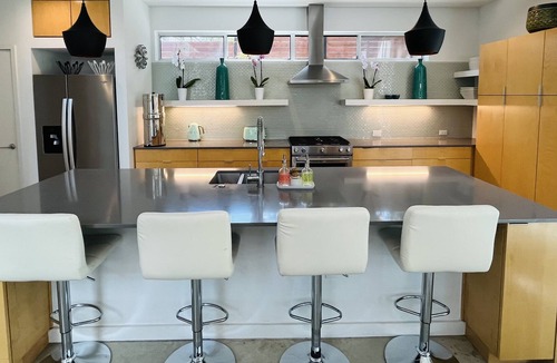 South Lamar House | ☀️New Modern Oasis: heated pool, huge yard, child & pet friendly near DT