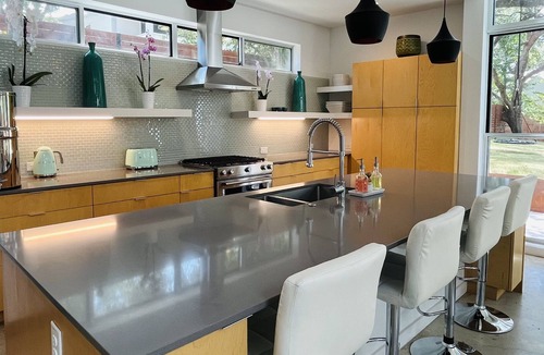 South Lamar House | ☀️New Modern Oasis: heated pool, huge yard, child & pet friendly near DT