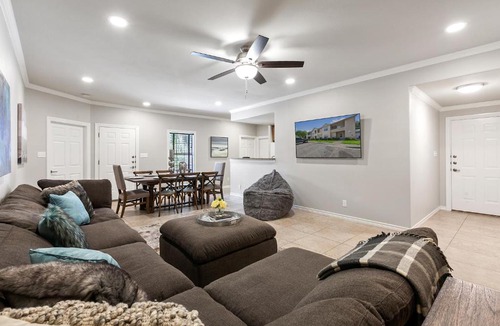 New Braunfels Apartment | NEW! Modern Riverfront Apt 5blks to Schlitterbahn!