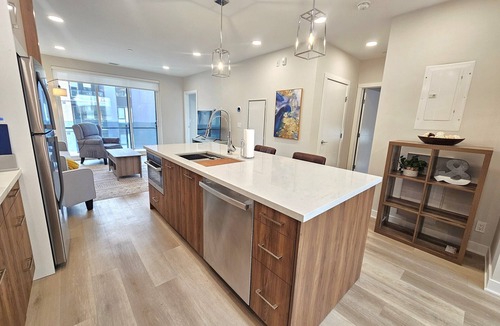 University District Condo | New! Sleeps 6 in YYC Uni District. Pet Friendly, Close to Mountains & Downtown!