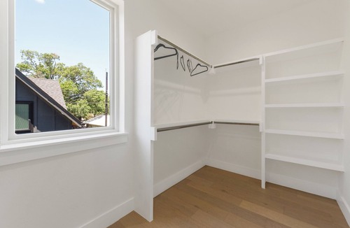 Highland House | New! Spacious 4BR. EV Charge. Central to Domain, DowntownUT. Sleeps 6. Parking