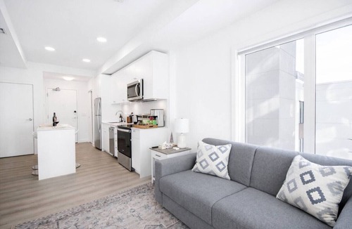 Crescent Heights Apartment | New Suite Near DT Stampede UG Park Banff Pass