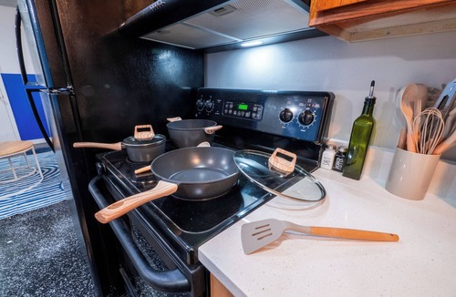 Lawrence Apartment | Newly Remodeled Apt - 8mim to KU & Mass Street