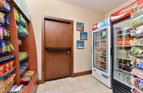 Nor Este Apartment | Newly Renovated Suite | Free Daily Breakfast, Pool + Hot Tub Access