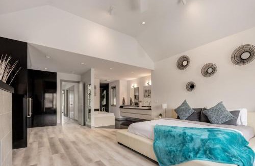 Hillhurst House | Newly Renovated Vacation Home w/Hot Tub & Garage