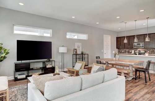 East Cesar Chavez House | Next to Rainey St, Town Lake, Super Cozy with Modern Aesthetic