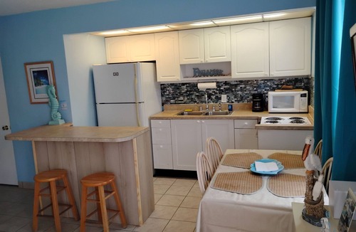 St. Pete Beach Condo | Nice Condo directly on St Pete beach, walk to restaurants/night life.