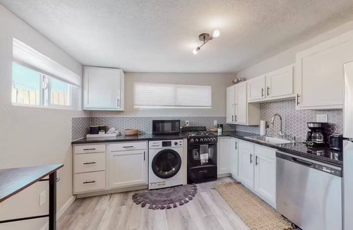 Silver Hill Apartment | Nob Hill/UNM Luxury 2 Bedroom House w/King Beds