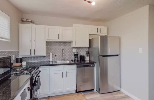 Silver Hill Apartment | Nob Hill/UNM Luxury 2 Bedroom House w/King Beds
