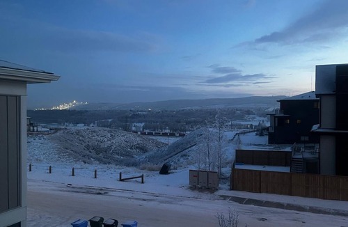 Northwest Calgary House | NW Calgary Retreat | Near Banff & Downtown | Family-Friendly