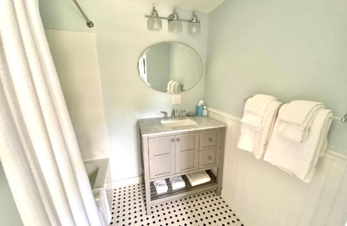 Herricks Bed & Breakfast | Oakland House Seaside Inn & Cottages