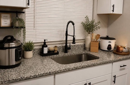 East Lake Woodlands House | Oakleaf Retreat | Modern 2-Bedroom Townhouse Patio Garage