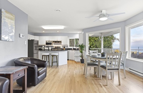 Regional District of Nanaimo Villa | Ocean view, Hot Tub, Center location! 4 mins to beach front!