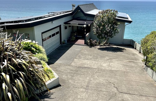 Gualala House | Oceanfront w/sweeping views, decks, hot tub and dog friendly!Gualala/Sea Ranch