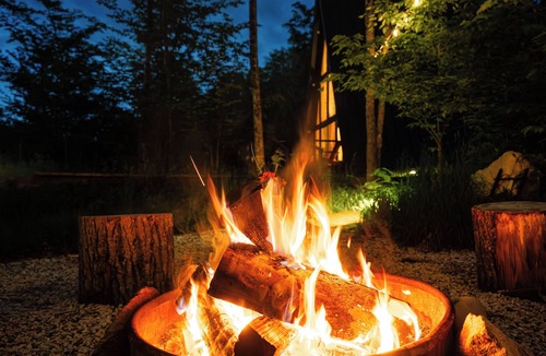 North Jay Cabin | Off-Grid w/Wood Fired Hot Tub - Modern, Clean and Cozy - 4 Kayaks - 90 Acres