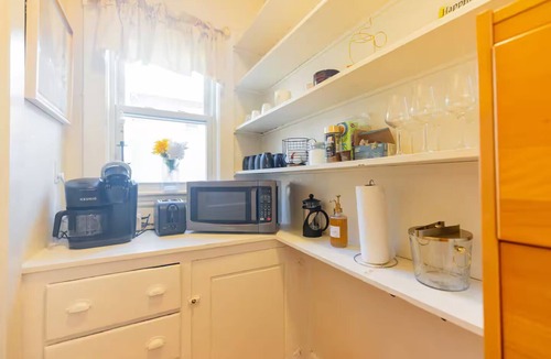 Brookline Apartment | Old Brookline Charm 5 min Longwood In-Unit Laundry