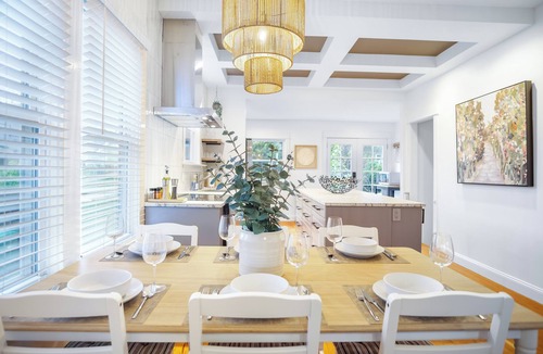 Sabin House | Oregon-Themed Retreat, Walkable, AC, Serene Yard with Deck