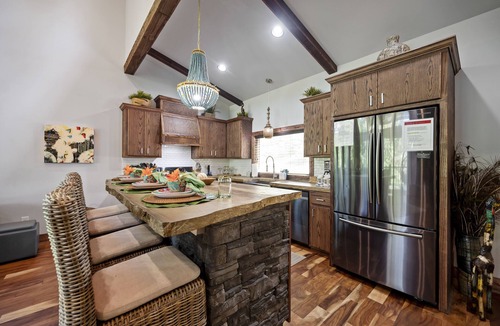 Broken Bow Cabin | Oversized Hot tub Overlooking a Creek