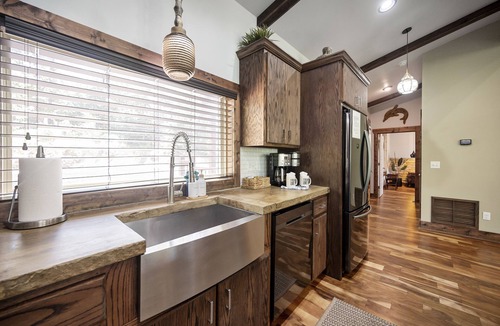 Broken Bow Cabin | Oversized Hot tub Overlooking a Creek