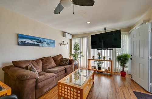 Pacific Beach Apartment | Pacific Beach Apartment: Walk to Beach & Pier!