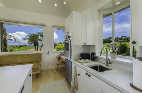 Kilauea House | Panoramic views, lush mountains and blue waters