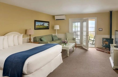 Boothbay Harbor Cabin | Partial Oceanview Lodge | King + Porch