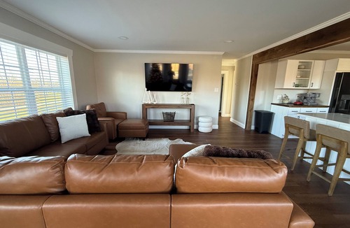 Anna House | Pa’s House is an enjoyable, entirely remodeled, 2-bedroom farmhouse near Anna.