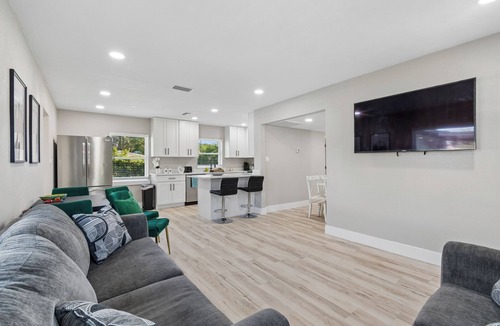 Beach Park House | Peaceful 5-bedroom Stylish Tampa Retreat. Prime Tampa Location