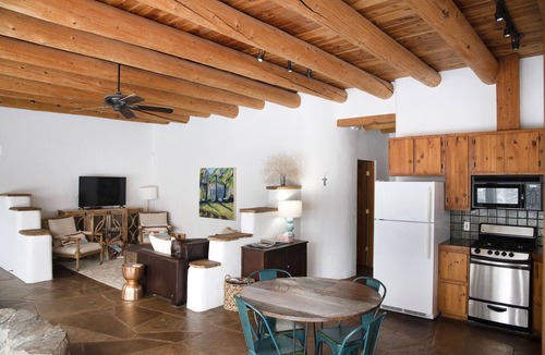 Valdez House | Peaceful Adobe Compound 2 Houses between Taos TSV - Mountain Views, Hot Tub