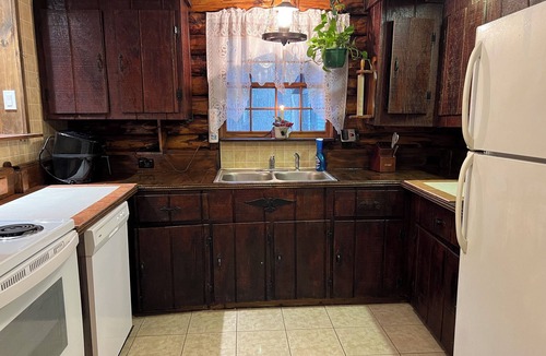 Marion Station Cabin | Peaceful Entire 4 BR 2 BA Cabin with AC, WiFi, Pond View, Recreational room