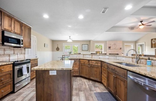 Fischer House | Peaceful, family friendly home close to water activities, shopping, and more!