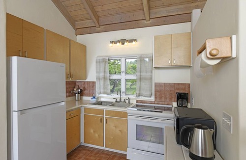 Pauwela Apartment | Peaceful & Private Studio - 12 Acre Hobby Organic Fruit Farm - Beach 10min